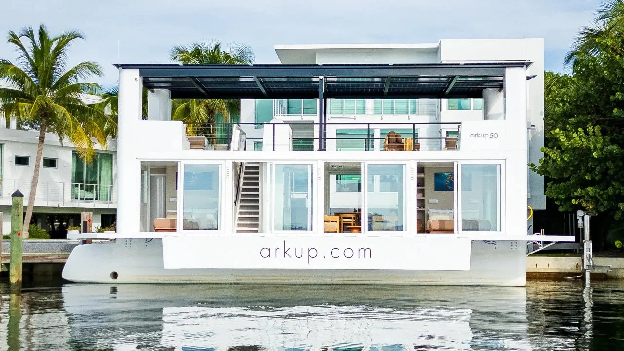 Una casa flotante con patas