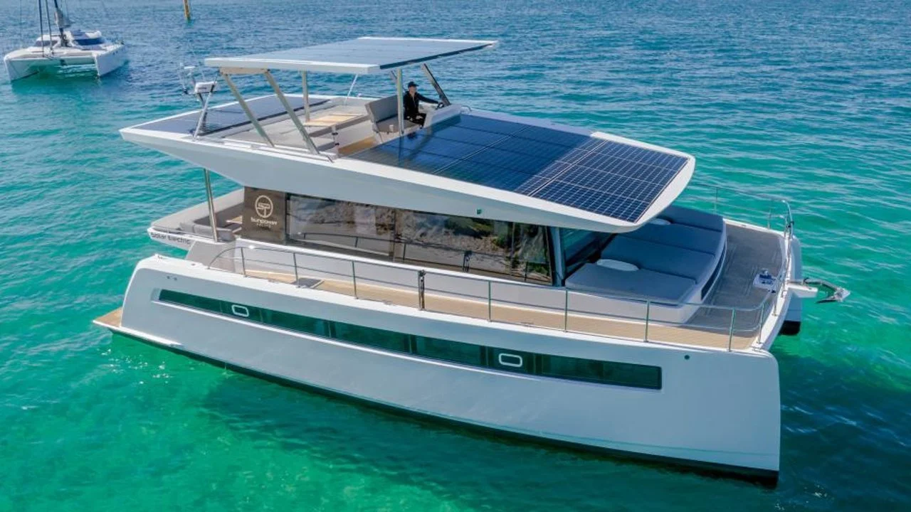 Tomando el sol sobre las olas: El yate solar que es más guerrero ecológico que preocupado por el medio ambiente