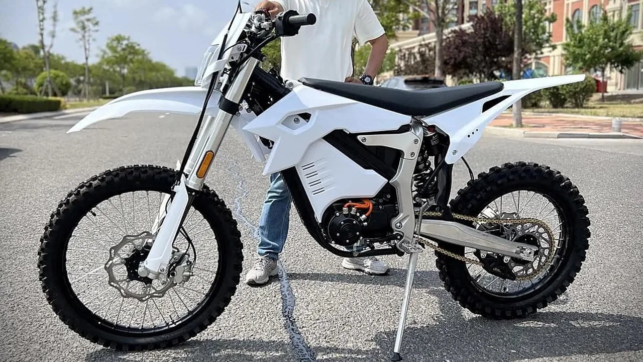 La moto eléctrica de cross AMP Moto RR es una pasada