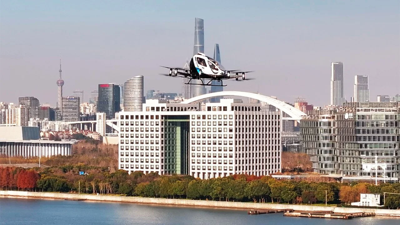 El Ehang EH216-S da una vuelta por el centro de Shanghái