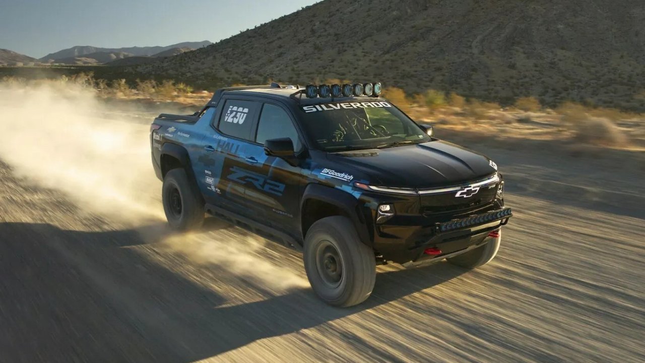 Impacto y Asombro: La Bestia Eléctrica de 1,100 HP de Chevy Muerde el Polvo en la Mint 400