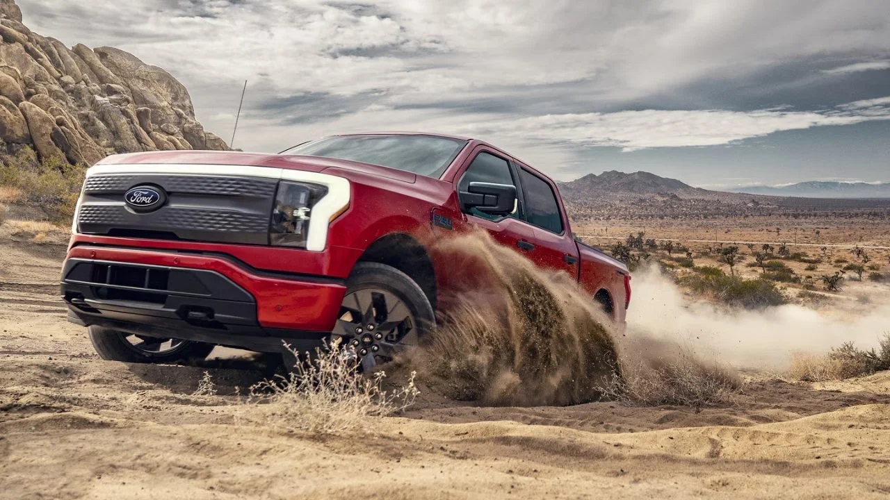 El Ford F-150 Lightning Recibe Actualizaciones Decentes, Pero Mantiene el Mismo Precio Electrizante
