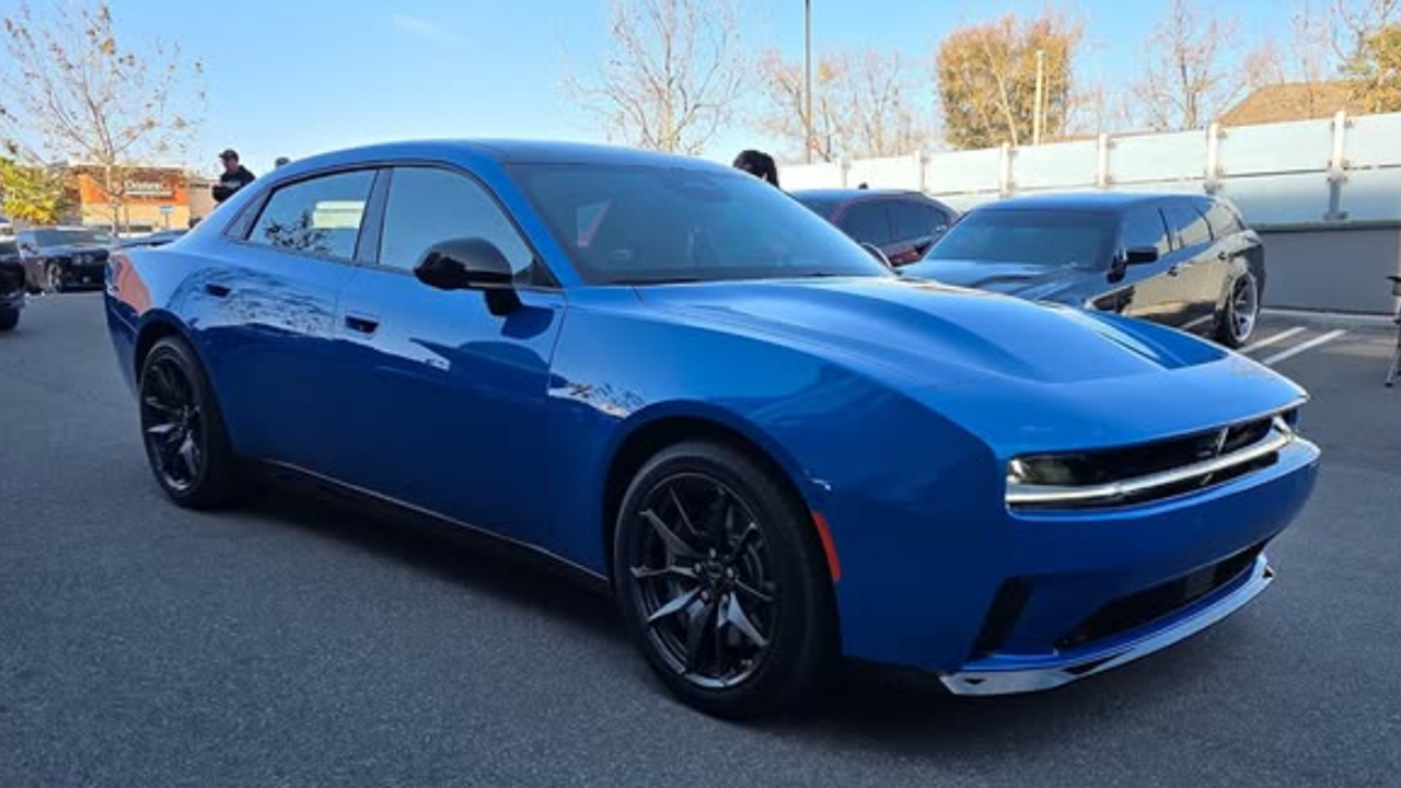 Dodge Finalmente Revela un Charger Daytona EV de Cuatro Puertas… En Azul “Bludicrous”