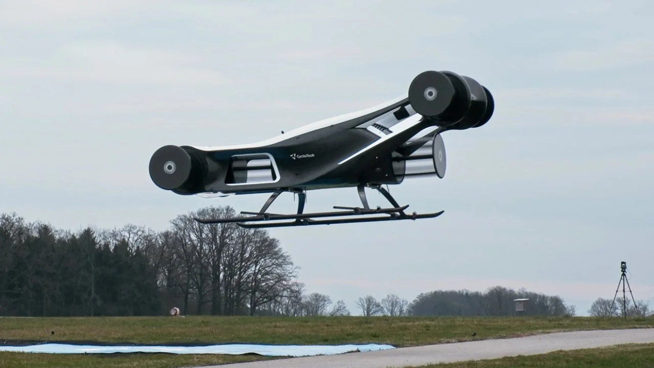 Whirlybird Wonder: Austriacos Chalados Conquistan los Cielos en un Barril de Risas