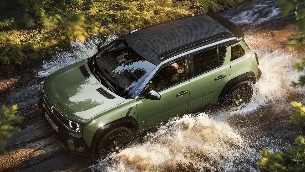El Pequeño Renault 4 Eléctrico Que Solo Quiere Jugar en la Tierra
