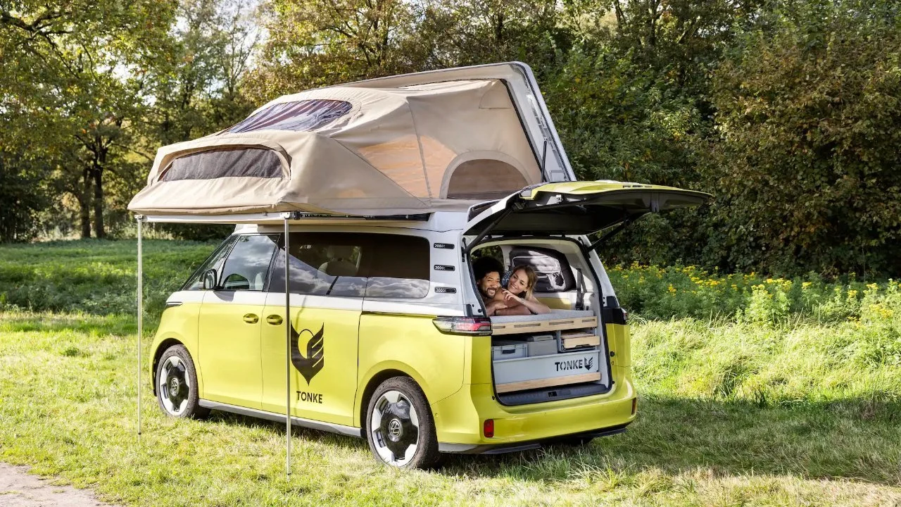 El Genial Techo Elevadizo Deslizante del VW Buzz Ofrece Más Espacio que una Cabina Telefónica de Londres