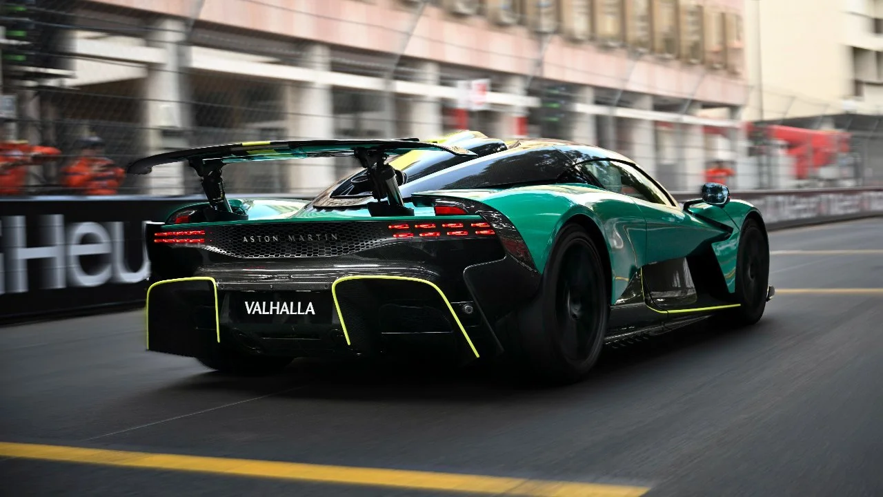 El Carruaje Electrificado de Aston es la Prueba de que el Valhalla Aguarda a los Dignos… Y a los Ricos