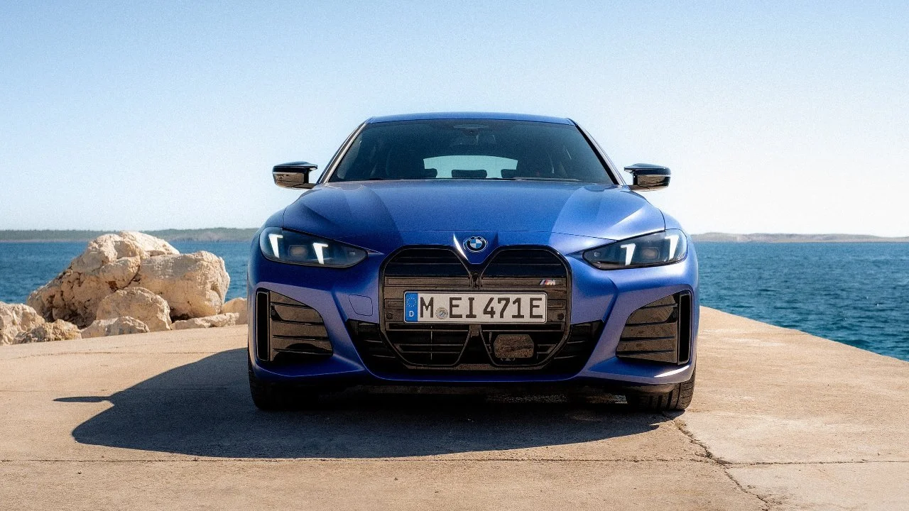 Bueno, esto es incómodo… El BMW i4 eléctrico ahora supera en potencia al M4 CS…