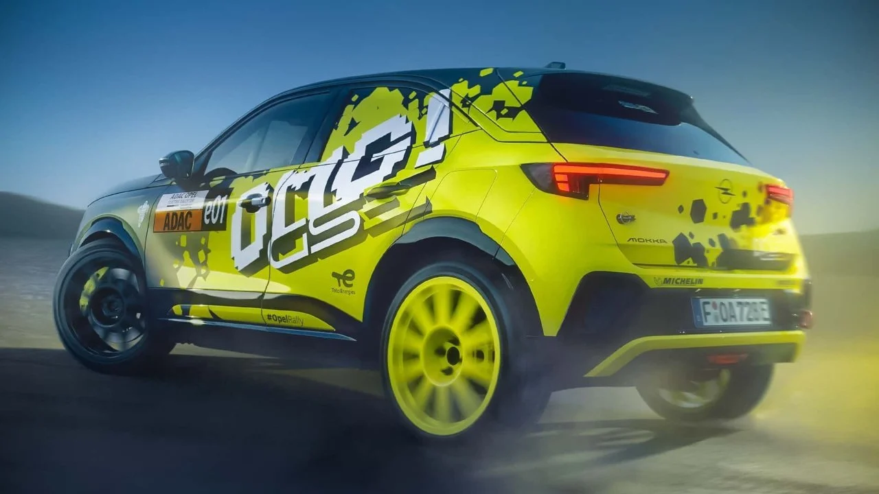 Que me fulminen los plomos… Stellantis fabricó un auto de rally eléctrico
