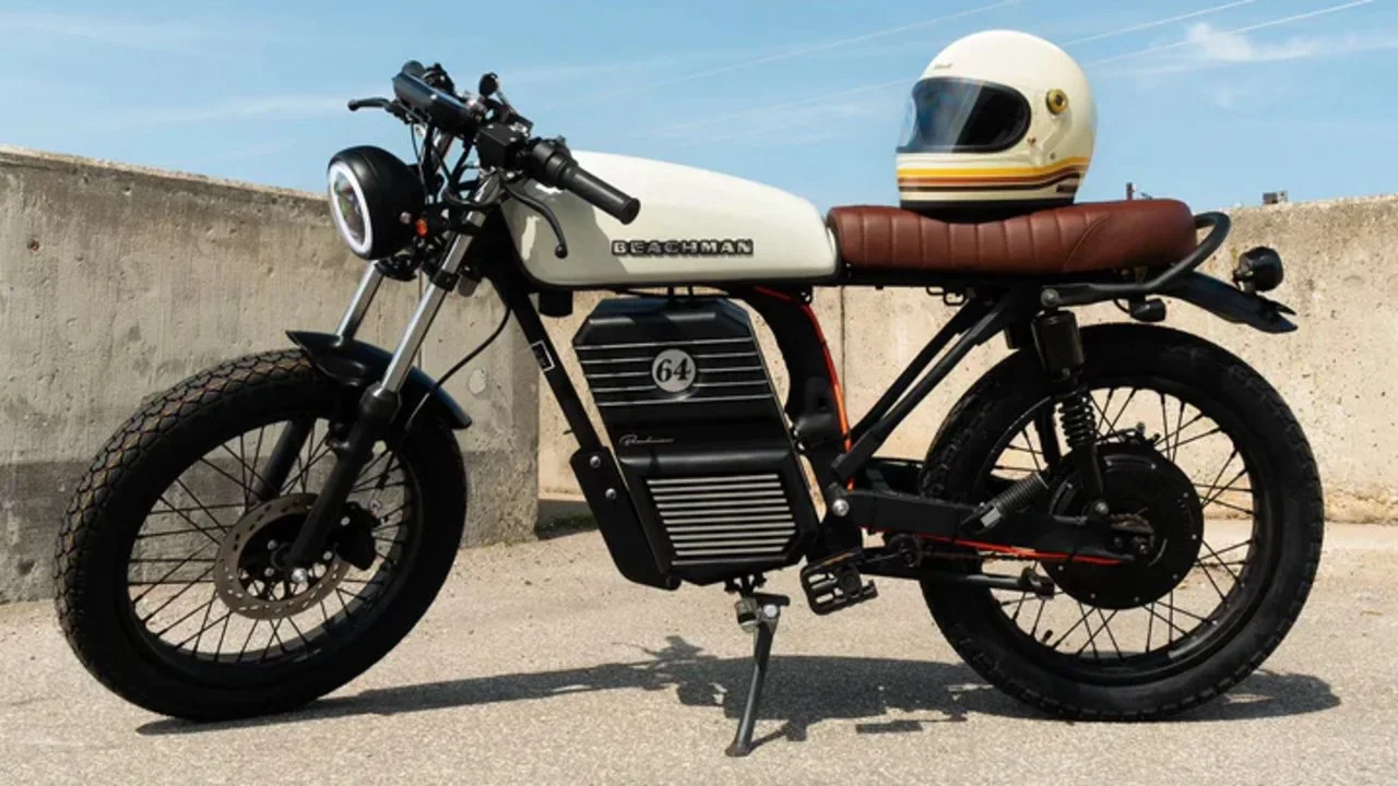 Esta E-Bike se Cree una Motocicleta que Viaja en el Tiempo