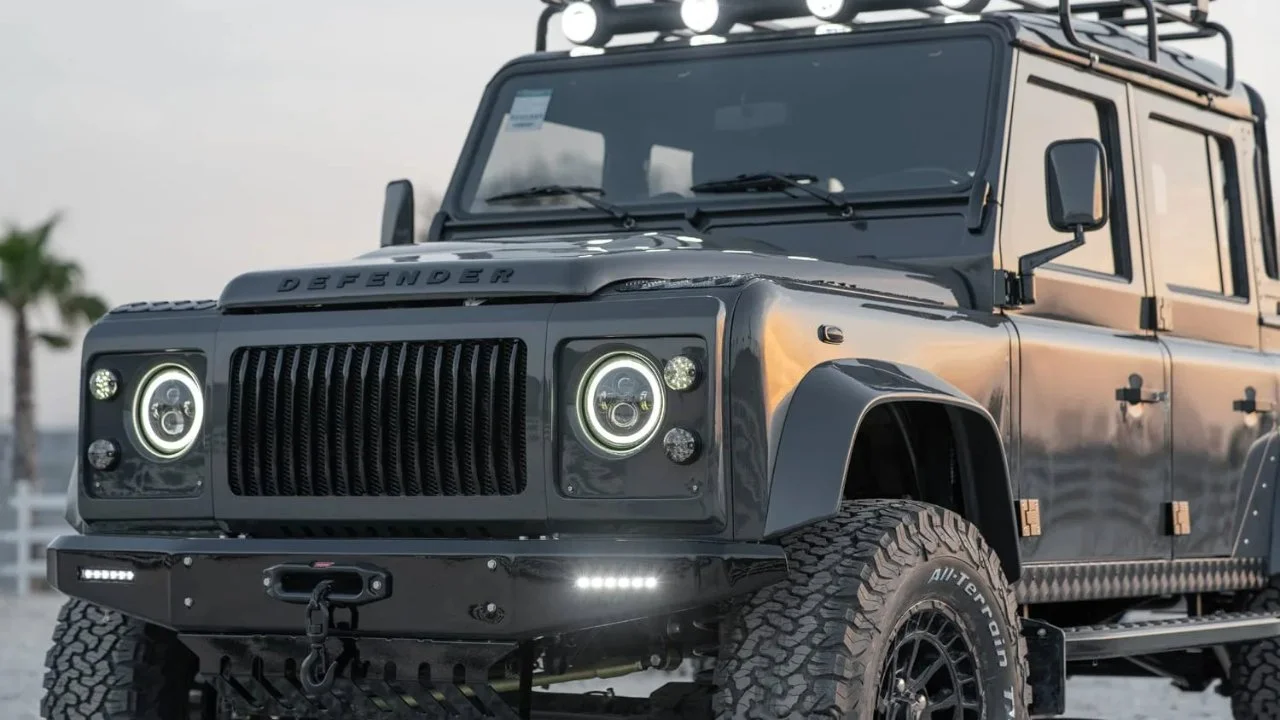 Tu viejo Land Rover ahora es silencioso, intimidante y muy, muy caro