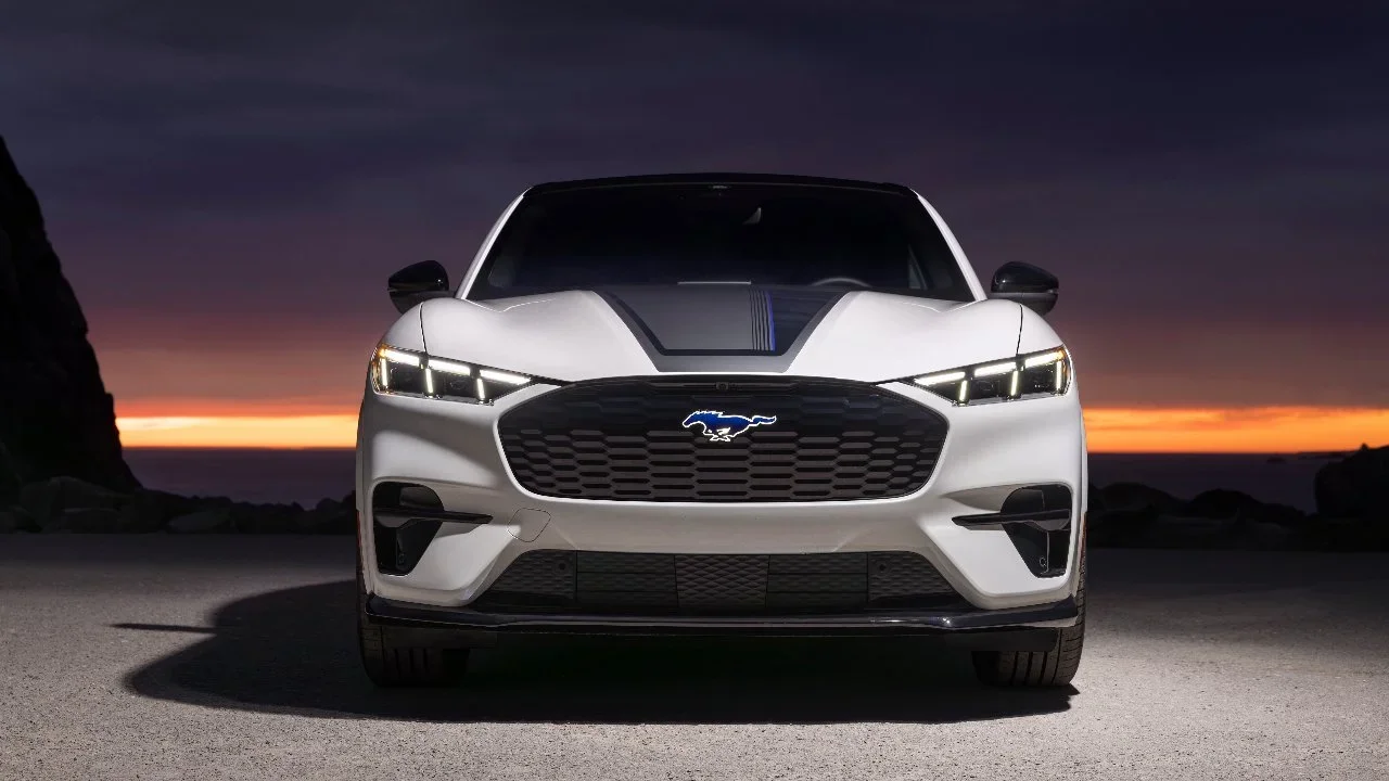 El “pony” eléctrico de Ford recibe un cuestionable cambio de imagen sesentero